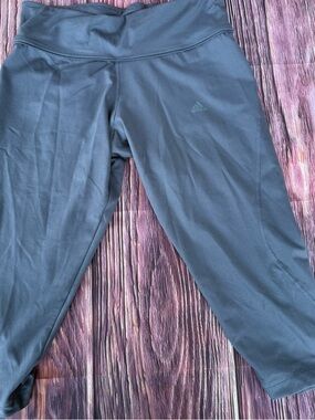 adidas women’s Charcoal Gray Capri Leggings medium